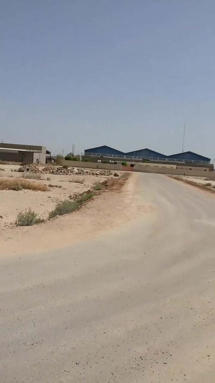السلام عليكم مكلف بالنشر دونم للبيع طابو زراعي سند 25 واجها 28م  ونزال 90م  واصله ماء وكهرباء زائدا شارع صب يبعد عن التبليط 15م موقعة مقابيل مطعم هنداس خلف معمل الببسي 
للاستفسار ***********
