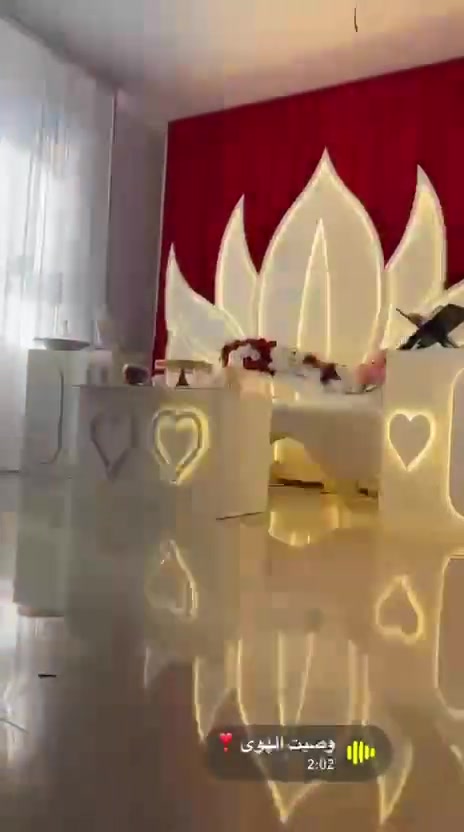 يوجد تأجير الكوشات الاعراس والخيمه البيضه والكراس الشد والنقل علينه اتصل او تدلل***********@
