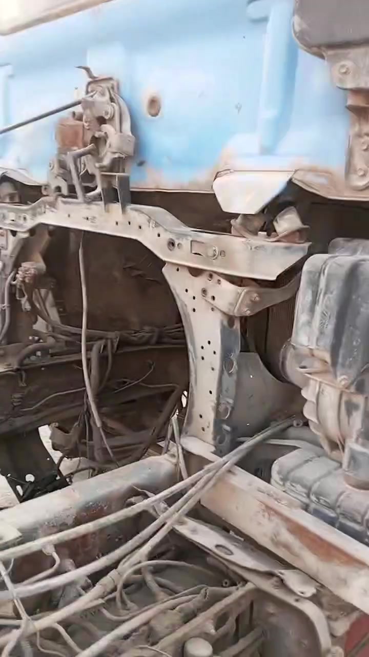 السلام عليكم للبيع هينو شيطان كابسه هيا وكبستها مكينتها 80عادي كير موجود كبسه 8ونص كامله كبستها جاهزه بدون رقم مكاني البصره الشراي يتصل وبخدمته 

 ***********
