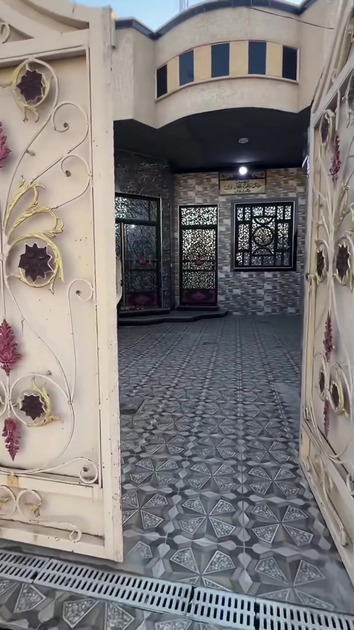 إعلان
سلام عليكم 

بيت للبيع يقع في حي الأمير 

مساحه ٢٢٠ م 

يحتوي على ٢ غرف نوم 

ومطبخ بارد

ومطبخ حار 

استقبال 

وصاله كبيره 

وصحيات خارجية وداخليه 

وحديقه 

للاستفسار اكثر 

***********علي حتروش

او مراسله الصفحة

 او مراجعه مكتب ادراك للمحاماة والعقار في شارع الامير.
