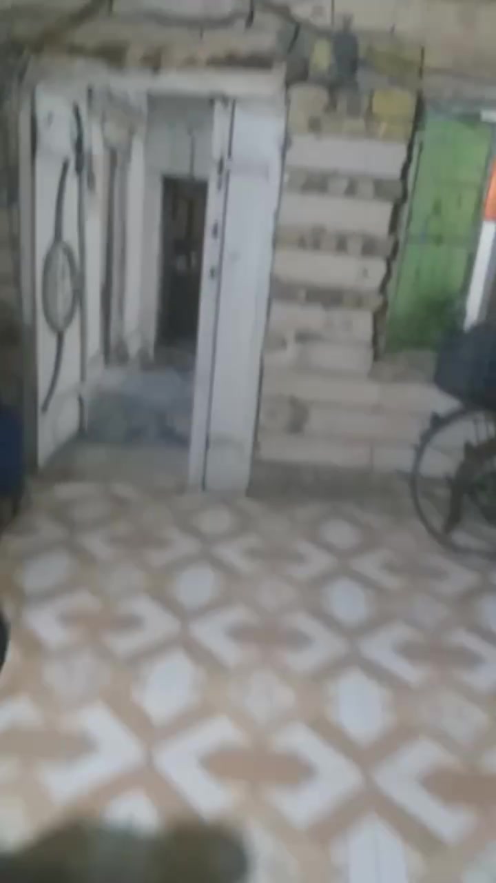 بيت حواسم بحي العسكري قرب بانزيل خانه بيت جبير غرفتين وصاله وستقبال بنيان فرمستون مو بلوك وساس طابوك سعره ١٢ وبيه مجال شراي يخابر هذا رقم ابو بيت انا مكلف بنشر ***********
