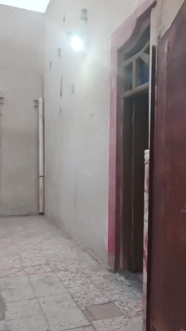 بيت الايجار بيت كامل ومسس ماي وكهرباء مساحته 173  بل حيانيه شارع السيد على مستطيل أول فرع 
..سعر الايجار400الف قفل 
رقم الهاتف ***********
