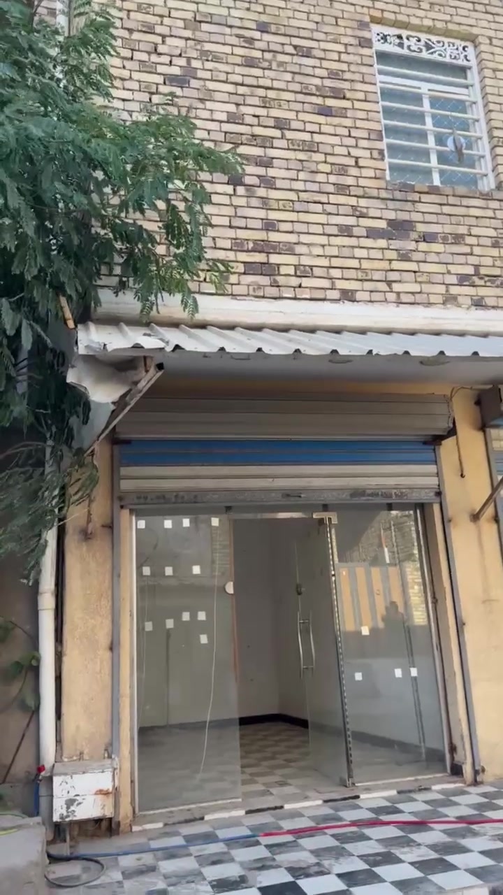 السلام عليكم محل للبيع في منطقة الماجديه المحط مساحته ٣+٤ يصلح صالون حلاقه او محل حلاقه رجالي  طابقين يحتوي الطابق الثاني على صحيات كما موضحه في الصوره اومخزن المحل كامل مقطوره ماء ماطور كيزر للاستفسار الاتصال على الرقم /.
***********
