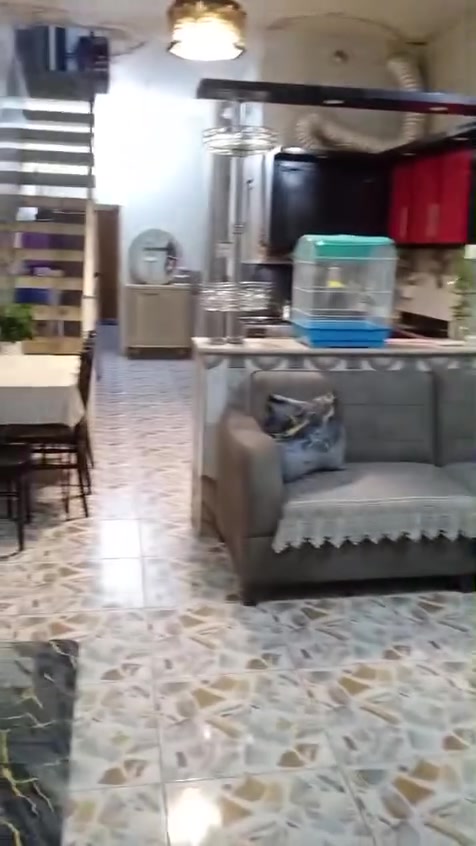 سلام عليكم بيت للبيع ٨٠متر قطع من بيت ترميم جديد ديلوكس بأسمي اني صاحب العقار يتكون من ٣غرف وصالة طرمة  وصطحين عنوان ابودشير شارع الصرفة اول فرع بالبداية موقع مميز جدن ستفسار ***********باقي الصورخاص
