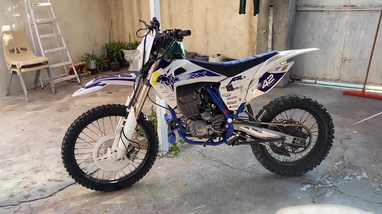 سي ار اكس موديل 24 مكينه 250cc اوراق دراجه نضيفه وحلوه وخالي من كل عيب ***********
