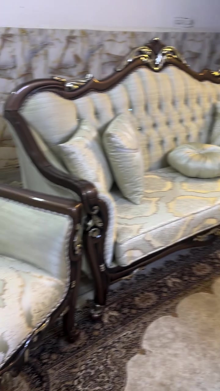 تخم زان اصلي تركي عشر مقاعد مع وسطيه جديد غير مستخدم السعر مليون و٣٠٠ قفل علماسعر الشراء مليونين وربع مكانه المنصور ***********
