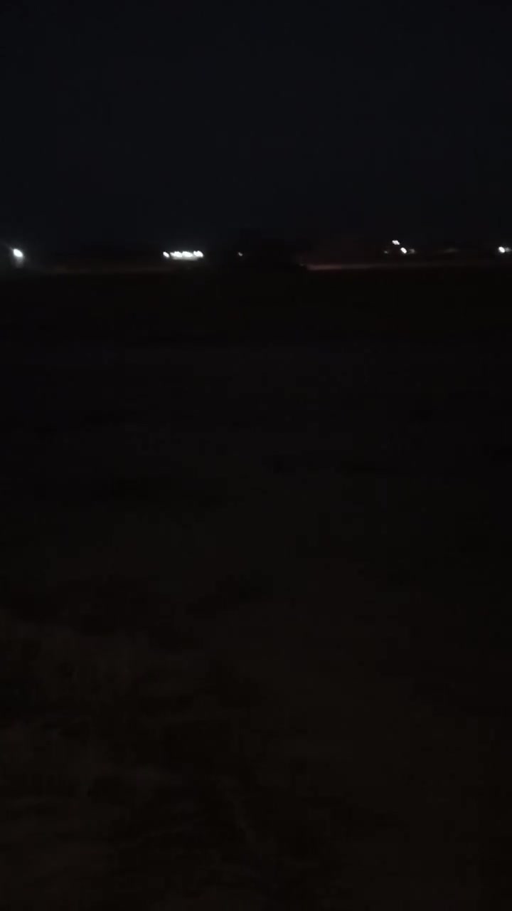 بسم الله الرحمن الرحيم
يوجد قطعة تجاريه وسكنيه مخدومه بالماء والكهرباء 
اسديره وسطى طق طق 
طريق جامع حجي سامي الأحمد العنكود 
جيران الخال طلب المسعود الحدي 
وجيران بيت إبراهيم العامر العبو
المساحه 10.700متر 
يعني أربع دوانم و٧٠٠ متر 
يرهم نصف المساحة المذكوره أعلاه 
***********
