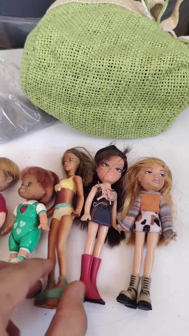 للبيع 5 دمى براتز Bratz اصليات MGA 
مع العاب بالة متنوعة
توصيل موجود
***********
