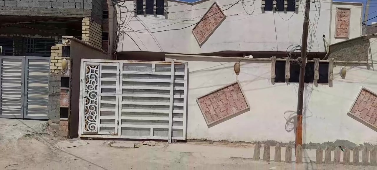 السلام عليكم بيت للبيع المشتل حي فدك فرع حيدر ابو المولده المساحه ٢٠٠مي مجاري كهرباء خطين خدمات كاملة للاستفسار ***********وتساب

