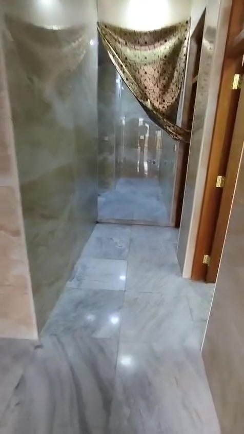 شقه طابق ثاني في القاهره خلف مدرسه حاتم الطائي مقابل سوق علي نعمه غرفتين وخدمات   وجاهزه ماطور ماء  كيزر وتانكي مراوح  مغاسل ايجار٤٥٠  مبايل*********** وات ساب***********
