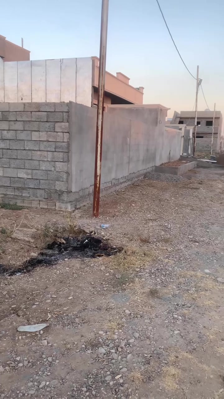 قطعتان سكنيات للبيع مساحة كل قطعة 100 متر مربع 10*10 المكان حي بدر قرب مدرسة شهيد كاظم خدمات ماء و مولدة ووطني كامل يبعد عن شارع الصب 250 متر للاستفسار اتصل ***********
