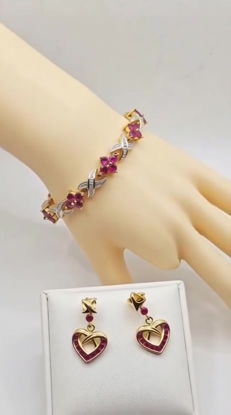 ( ***********     واتساب &  فايبر
تخم عبارة عن( سوار وتراجي )من الالماس الطبيعي النقي مرصح بحبات حجر الياقوت الروبي النادر وطلاء ذهب 18 ثابت على الفضة العالية (925) بتصميم وصياغة  ايطالي فاخرة ،،، )
