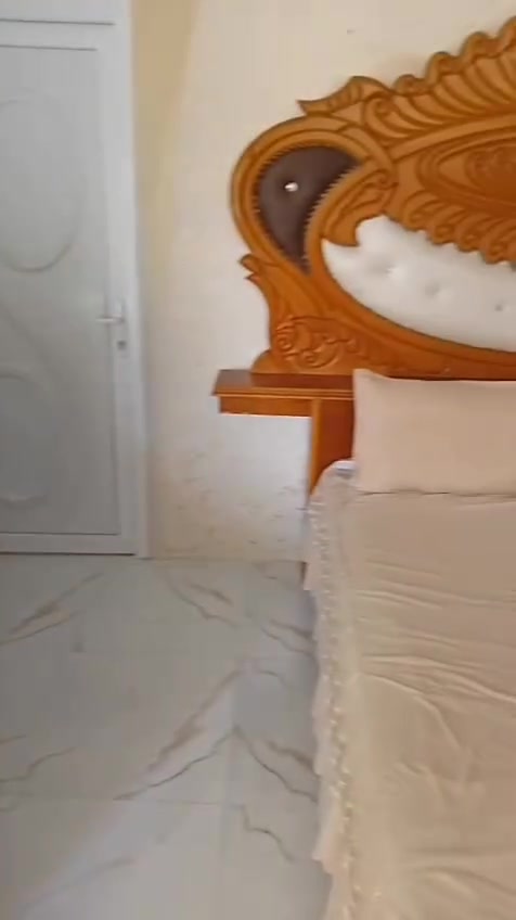 للبيع غرفة اخشاب نضيف جدا المكان موصل حي الجزائر للاستفسار الاتصال على الرقم ***********
