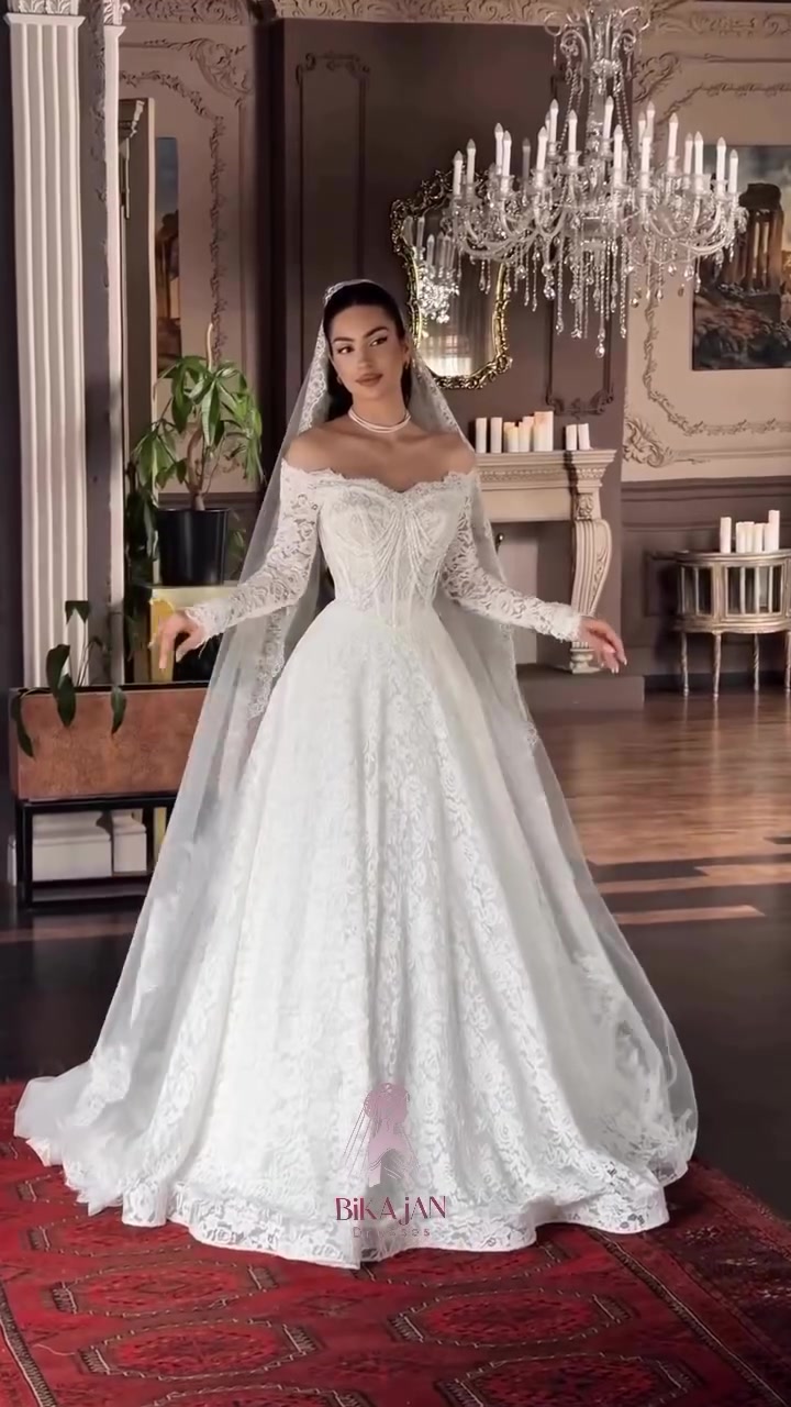 

نص مكتوب في الصور:
- BiK A JAN Dresses