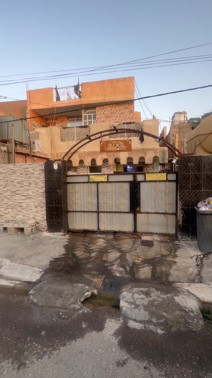 دار مساحة 200 متر طابو صرف حي العصري فرع الفرن يتكون من استقبال وصاله ومطبخ و 5 غرفه نوم طابقين موقع جيد ان شاء الله 
وبسعر 145 مليون وقابل للتفاوض 
استفسار 
***********
