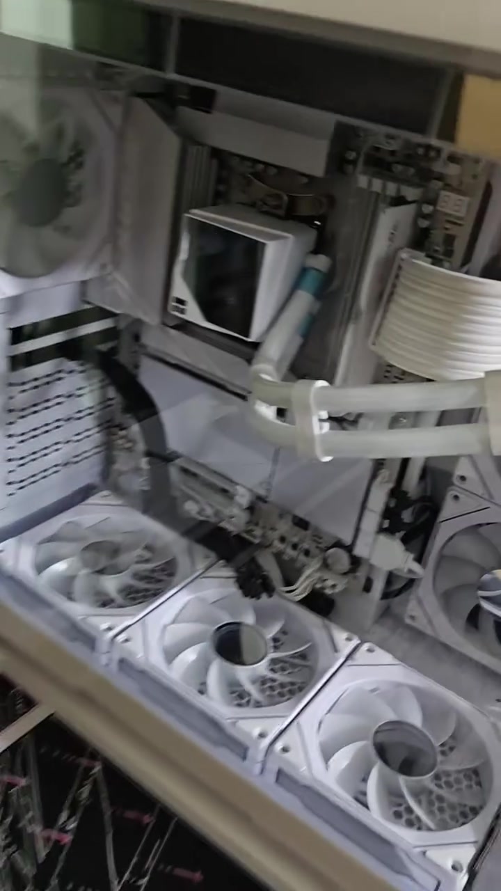 🖥️ للبيع: تجميعة PC جيمنج احترافية كاملة وية ملحقاتها (النظافة فول)
أولاً: مواصفات الكيس والقطع الداخلية:
• المعالج (CPU): وحش الألعاب والمونتاج AMD Ryzen 7 7700 (أداء طيارة وثابت وية ألعاب التنافس والـ FPS).
• المذربورد (Motherboard): الجيل الجديد الأحدث Gigabyte AORUS X870 ELITE WIFI7 ICE (تجي باللون الأبيض المميز، وتدعم PCIe 5.0 والـ Wi-Fi 7).
• الرامات (RAM): قطعة وحدة بحجم 16GB وبتردد سريع جداً يوصل 6000MHz.
• التبريد المائي (CPU Cooler): مبرد مائي ثلاثي بي الشاشات والمراوح البيضاء Thermalright Frozen Infinity 360 White (تبريد ثلج وشكل إنفينيتي ARGB يخبل).
• الباور سبلّاي (Power Supply): باور عملاق واعتمادي FSP Hydro G Pro 1000W بكفاءة 80 Plus Gold (Full Modular يعني الكيبلات تنفصل بالكامل).
• التخزين (Storage): هارد M.2 NVMe SSD سريع جداً من شركة Hualong / Hualidisk ممتاز للويندوز وللألعاب.
• الـ UPS: جهاز UPS 1500 احترافي يحميلك القطع من طفت الكهرباء وتذبذب التيار ويخليل التجميعة مستقرة.
ثانياً: الشاشة والقواعد:
• الشاشة (Monitor): شاشة جيمنج خرافية وسريعة من براند KOORUI بدقة Full HD (1080p) وبمعدل تحديث 240Hz (فول سلاسة لألعاب التنافس والـ FPS).
• ستاند الشاشة (Monitor Arm): قاعدة هيدروليك متحركة من شركة Invision تحرك بيها الشاشة بكيفك وتوفرلك مساحة عالميز.
ثالثاً: الملحقات والبريفيرالز (القطع الاحترافية):
• الكيبورد المغناطيسي (Gaming Keyboard): الكيبورد المغناطيسي المعروف والغني عن التعريف EZ63 (بي سويتشات مغناطيسية تدعم خاصية الـ Rapid Trigger للاستجابة اللحظية بالألعاب، حجمه مدمج وية كيبل حلزوني أخضر احترافي).
• الماوس (Gaming Mouse): الماوس القاتل والأحدث لألعاب الـ FPS والتنافس Razer DeathAdder V4 Pro (الأصلي، بأعلى Polling Rate وحساسية خيالية).
• الماوس باد (Mousepad): ماوس باد زجاجي فاخر ومطلوب حيل Wallhack SkyPAD 3.0 XL بالإصدار المحدود (Error 404 - Sora Not Found) يعطيك أسرع حركة ماوس ممكنة.
• المايكروفون (Microphone): مايك ستريمر وصناع محتوى احترافي HyperX QuadCast صوته صافي ونقي ويجي وية قاعدة الصدمات المدمجة حتى يعزل الضوضاء.
• لوحة التحكم (Stream Deck): قطعة ذكية من Ajazz بيها 12 دقمة تفاعلية (شاشات صغيرة تتغير) وية 4 بكرات تحكم (Knobs) حتى تسهل عليك البث والتحكم بالصوت والماكرو.
