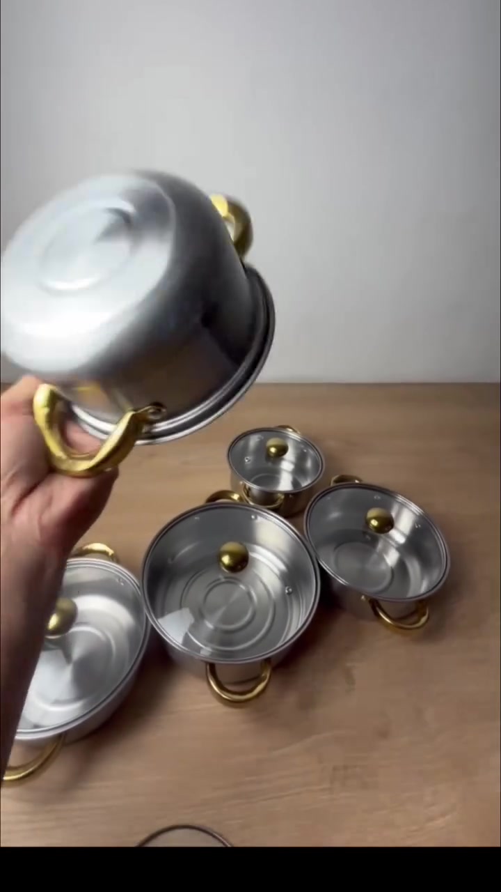 جداريج القديمة شاطت وتغير لونها وتعبتي من تنظيفها وتردين سيت يبيض الوجه؟ 😫🍳
سيت قدور الستانلس ستيل الخماسي الملكي بمقابض ذهبية وصل! 🔥
خامة ستانلس ستيل صحية 100%
سعر السيت 25 الف
للحجز خاص او ع الرقم *********** 
اطلبيه هسة وجددي مطبخج بأعلى جودة وأرخص سعر.👇
