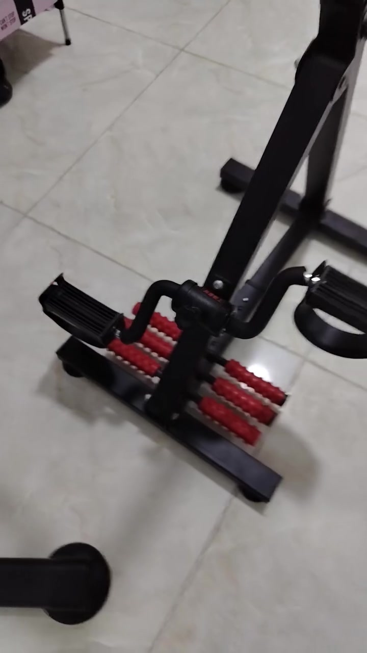 جهاز رياضي للتمرين والتدليك
🔹 جهاز متعدد الاستخدامات للبيت
✅ مخصص لتمارين اليدين والرجلين
✅ يساعد على تحريك وتمرين عضلات الأطراف
✅ يحتوي على بكرات/رولات للتدليك
✅ مقابض وأجزاء مخصصة لتمرين اليدين
✅ دواسات لتمرين الرجلين
✅ تصميم حديدي قوي وثابت
✅ قابل لتعديل حسب وضعيه التمرين
✅ مناسب للاستخدام المنزلي ويوفر مساحه انتَ كاعد تستخدمه 
✅ سهل الاستخدام ولا يحتاج مساحة كبيرة ويحرك المفاصل
✅ وبي من جوه مساند لاصقه يعني ما ياذي الكاشي 
الرقم :*********** 
💰 السعر: 125 قابل للتفاوض 
📩 للمهتمين مراسلة خاص
