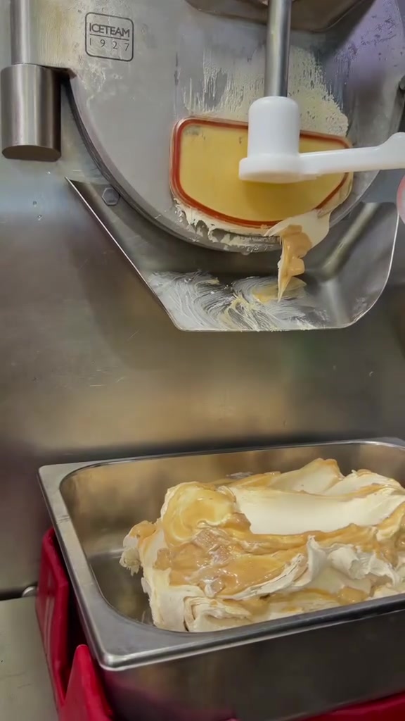 🍦 عالم الأيس كريم والجيلاتو الإيطالي ليس مجرد صناعة... إنه فن وإتقان! 🇮🇹✨
​السلام عليكم ورحمة الله وبركاته،
​معكم الشيف المختص بصناعة الجيلاتو والأيس كريم الاحترافي 🍨
​إذا كنت صاحب مشروع، كافيه، أو معمل وتريد خلطة مميزة وناعمة بدون أي تبلور، أو حابب تدخل هذا المجال وتتعلم أسرار الصنعة على أصولها، فأنت في المكان الصحيح!
​ماذا أقدم لكم؟
✅ صناعة الجيلاتو الإيطالي والتركي والصناعي بأعلى المعايير والمواصفات العالمية.
✅ خبرة كاملة في التعامل مع جميع أنواع المثبتات والمستحلبات (Stabilizers & Emulsifiers) ومعرفة النسب الدقيقة لكل خلطة:
• Base (بايز 50، 100، وغيرها)
• CMC (سي إم سي)
• Agar-Agar (آغار آغار)
• Guar Gum (صمغ الغوار)
• Locust Bean Gum (صمغ الخروب)
• Xanthan Gum (صمغ الزانثان)
• Carrageenan (كاراجينان)
• Sodium Alginate (أجينات الصوديوم)
​🎓 مستعد لتدريب الكوادر والأفراد (مدرب معتمد):
• تدريب عملي وشامل على جميع القياسات والنسب والمواصفات لكل الأشكال والأنواع.
• دورات تدريبية أونلاين عبر الموبايل خطوة بخطوة للراغبين في التعلم من أي مكان.
• إعداد خلطات خاصة ومبتكرة لحساب مشروعك تضمن لك الجودة والطعم المنافس.
​وعد أخو... أضمن لك الجودة والاحترافية من أول خلطة، وسر النجاح أضعه بين يديك! 🤝
​📞 للتواصل والاستفسار أو حجز الدورات(***********)
