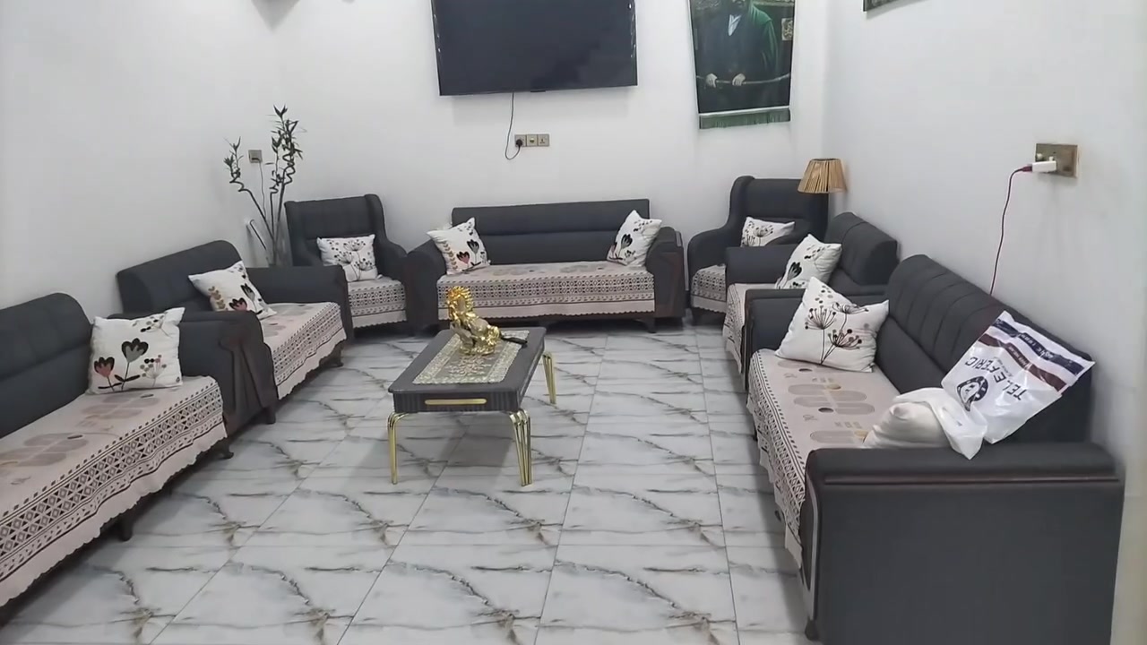 بيت في مجمع توحيد  قرب السكة مساحة 200م ثلاث غرف نوم مجمع داخليه وخارجيه مع سويت في غرفه من الغرف 200متر سعر 150
