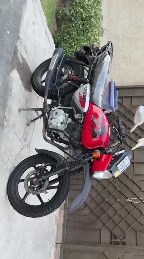السلام عليكم بوكسر للبيع موديل 22شكل ال٢٣ دراجه جاهزه من التاير للتاير نكره سلف بكل وكت مكينه كلها جديده قبل شهر مجفته كله اصلي وكاله ناعمه وتخبل دهن وفلتر كل ١٠ تيام اصلي 
صبغ وياله تايرات نضيفه كشن مرجعه بلادي جامه اماميه اصليه شادلها تاخذها جاهزه رئسا للشارع 
رايدها ب2200 
مكاني بغداد العامريه 
خابرني وتدلل 
***********

