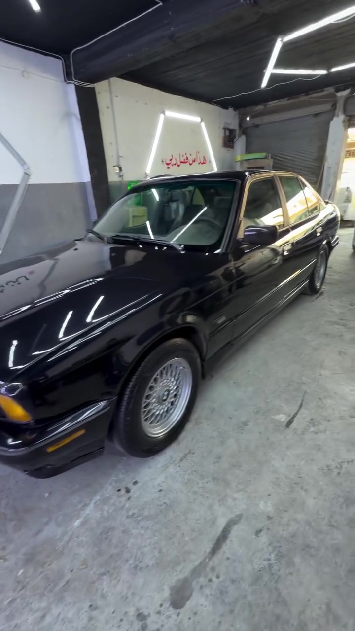 سيارة لبيع موديل 90محرك وكير شرط
طخم جديد طخم تاير جديد 
ويل خليه اصليه 
صبغ جماليه بجم عريض اصل فتحه سقف 
غرفه جديد كشنات جلد كير اوتو 
تبريد ثلج شرط سيارة جاهزه من كلشي 
العنوان موصل حي البكر تفاصيل اكثر *********** بي واتساب الرقم متواجد خاص السعر 60وبي مجال لطيبين
