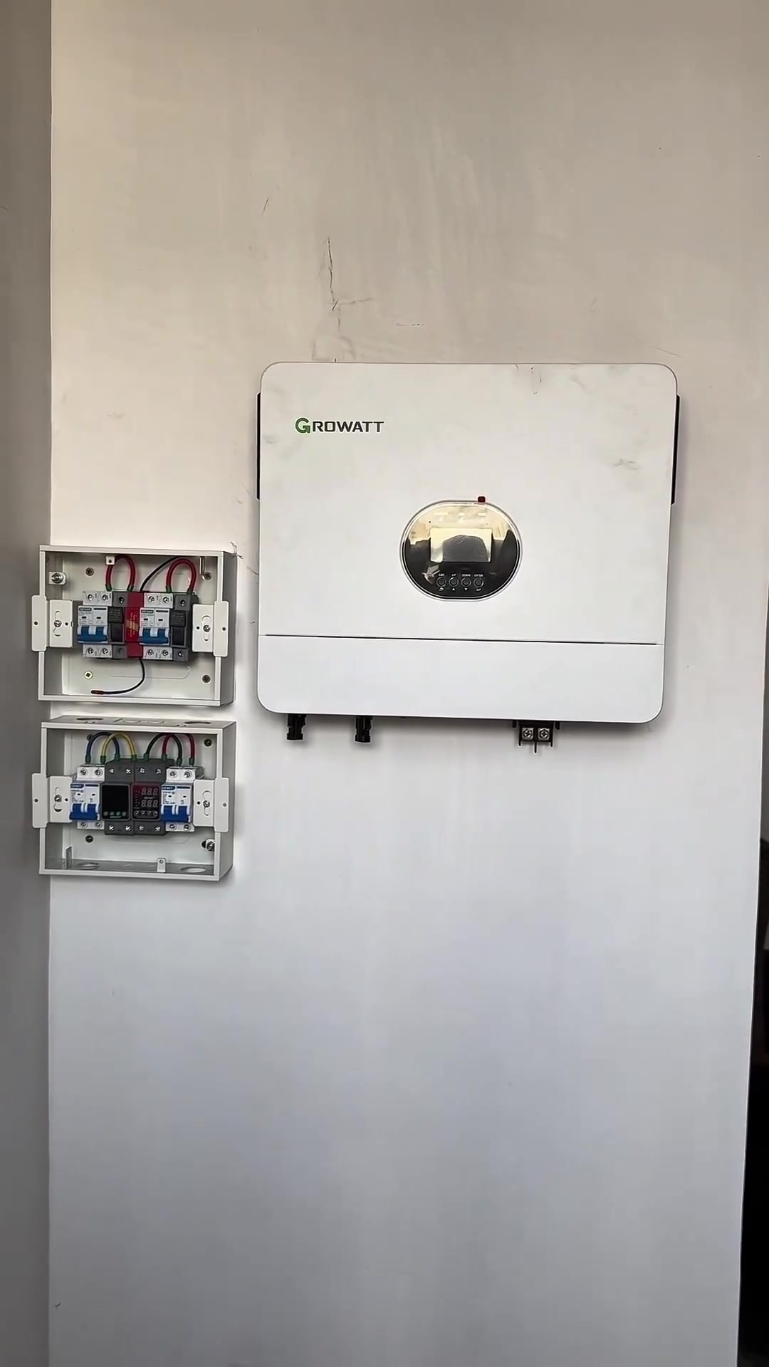 ☀️⚡️ منظومة جديدة من مدى للطاقة الشمسية

بحمد الله، تم اليوم إنجاز وتنصيب منظومة طاقة شمسية جديدة في – درة سامراء، لأحد زبائننا الكرام.

🔹 إنفيرتر Growatt 6 كيلوواط
🔹 بطارية MUST سعة 15 كيلوواط
🔹 ألواح شمسية Jinko
🔹 قواطع حماية وأسلاك ومستلزمات ربط بمواصفات ممتازة جداً

تم اختيار مكونات المنظومة بعناية وتنفيذها بشكل متكامل، بما يتناسب مع احتياج الزبون ويضمن أداءً مستقراً وموثوق

مدى للطاقة الشمسية
اختيار مدروس… وتنفيذ احترافي ☀️***********⚡️
