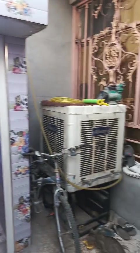 🏠 مشتمل للبيع في الدورة – أبو دشير

📍 الموقع: الدورة – أبو دشير، خلف المركز، بالقرب من بيت جبارة
📜 طابو ملك صرف
📐 المساحة: 75 م²

🔹 الطابق الأرضي:

- غرفة
- استقبال
- مطبخ
- صحيات عدد 2

🔹 الطابق الثاني:

- غرفتين نوم
- حمام
- بيتونة

📞 للاستفسار والاتصال:
***********
شنو حالة المشتمل من الداخل؟ أكو أي تشققات، رطوبة، تسريبات، لو يحتاج صيانة/ترميم؟: 
نضيف كلشي ممحتاج 
قديش عمر البناء؟ وهل هو بناء حديث لو قديم، ومنو اللي أنشأه/سوّى التشييد؟: 
بناء نضيف خلفة اني وباني ع ايدي والبيت بااسمي 
الخدمات شلون وضعها: الماي، الكهرباء، المجاري، والإنترنت متوفرة بشكل طبيعي لو بيها مشاكل؟: 
خدمات كاملة مي كهرباء مجاري نت ضوئي 
السعر شكد؟ وهل هو قابل للتفاوض لو ثابت؟: 
السعر 110 وقابل للتفاوض 