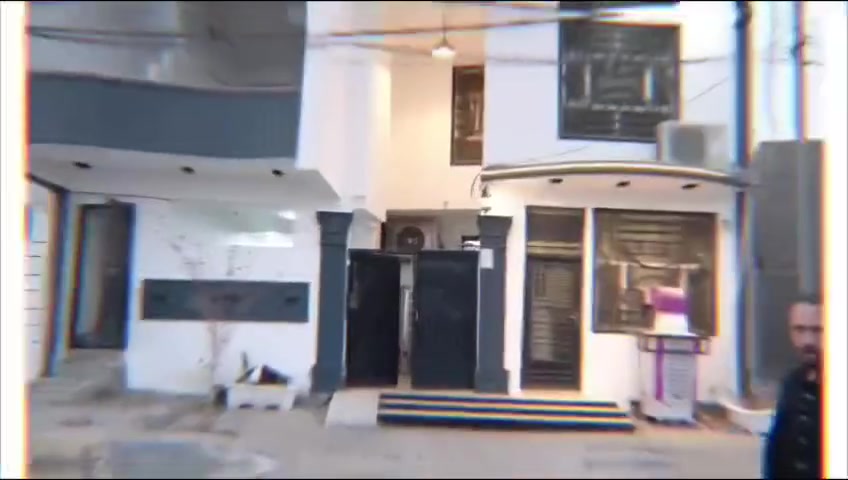 السلام عليكم بيت في حي الصحفيين وجها على جهة النصر المساحة 190 متر متكون من طابقين ونصف يحوي طابق الاول على مطبخ كبير مع استقبال 6*4 و صاله كبيره وغرف نوم عدد ثنين كل غرفه 5*4 مع وجود مناور عدد ثنين و يحوي على حمامين داخليات و حمام خارجي للضيوف الطابق الثاني يحوي على اربع غرف نوم و يحوي على حمامات عدد ثنين مع صاله بين الغرف كبيره و الطابق الثالث نص بيت يكون درج خارجي معزول عن البيت يحوي على غرفتين نوم و مطبخ و مجمع صحيات  للاستفسار الاتصال بالرقم
***********
