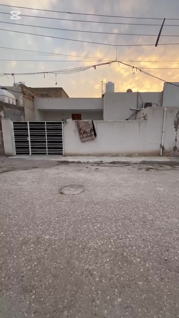 :🏡 بيت للبيع في ميسان - حي الحسين الجديد 🏡العنوان: ميسان / العمارة - حي الحسين الجديد.📐 تفاصيل المساحة والأبعاد:المساحة الكلية: 150 متر مربع.الواجهة: 10 متر.النزال: 15 متر.السقف: عكادة.🚪 التقسيم الداخلي والخارجي:غرف نوم عدد (2).صالة داخلية .غرفة استقبال (خطار).مطبخ بنظام (حار / بارد).حمام داخلي متكامل.منور لتهوية وإضاءة طبيعية ممتازة.كراج سيارة واسع.تواليت خارجي.💰 السعر المطلوب:90 مليون دينار عراقي (والسعر بيه مجال للشراي الجاد).📞 للاستفسار ومعاينة البيت:يرجى الاتصال مباشرة على الرقم: ***********

