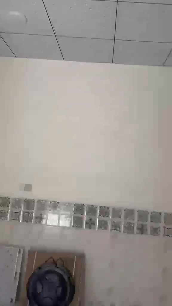 وعليكم السلام ورحمة الله 

---

*🏡 بيت للبيع - شارع المطار*  
*باب خروج - مباشر من صاحبه*

*📐 المساحة:* 150م  
*📍 الموقع:* شارع المطار - باب خروج  
*🏗️ البناء:* درجة أولى
- أرضية بورسلين + مرمر + سيراميك
- شغل نظيف ومرتب

*🏠 التفاصيل:*
- غرفتين + صالة + مطبخ
- صحيات + طارمة
- بناء درجة أولى

*💰 السعر:* 60 مليون - وبي مجال  
*👤 مباشر:* من صاحب البيت