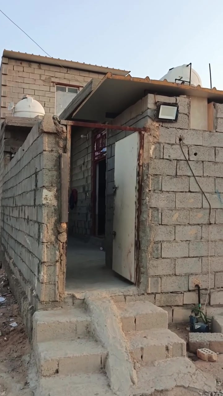 مشتمل لبيع ٢٣٧٥ شارع ١٠ مساحه ١٠٠ متر ٥ في ٢٠ بصف حديقه غرفه ومطبخ واستقبال وصحيات بيت بي نقص بناء بلوك طابو صرف السعر ٣٠ مليون بي مجال استفسار اتصال على رقم *********** ابو خالد مكتب الاصيل
