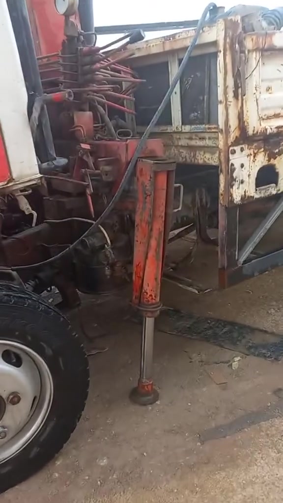 السلام عليكم السياره تيوتا قماره مال كنتر عريض مكينتها جديده بلصندوك السياره تشتغل وتمشي عايزه تعمير كرينها كله شغال شاصيها مكفول رقمها نجف مداور ثاني يوم السعر ٢٨ ورقه وبيها مجال مكان نجف *********** واتساب
