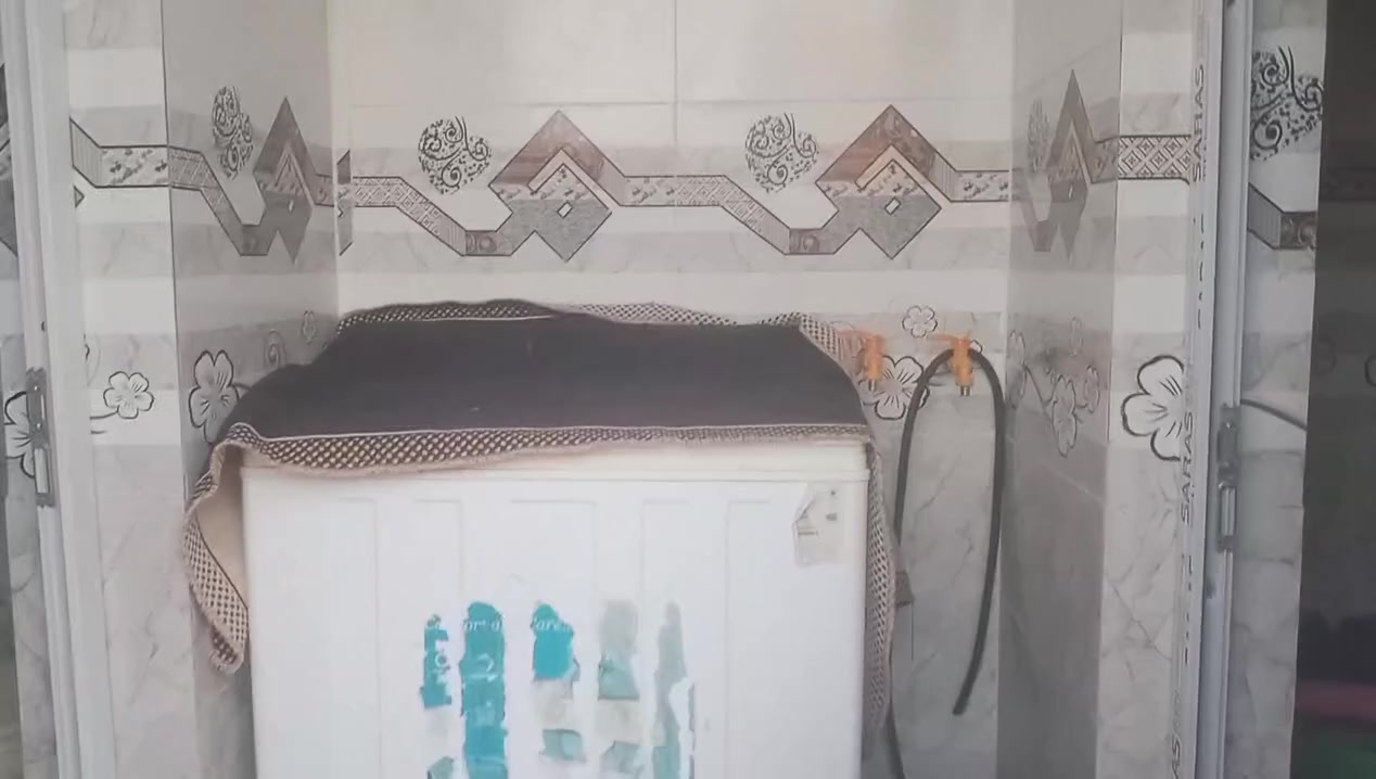 يا الله السلام عليكم دار للبيع مساحه 240 متر منطقه شيخ نعمه قريب عل شارع  يتكون من غرف اثنين مطبخ  وصاله ودوانيه ***********
