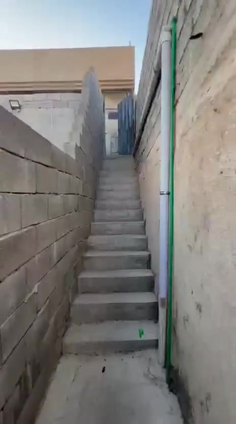 سلام عليكم 
حي صدام مدخل ثاني
 بيت البيع 
غرفتين ستغبال هول معه مشتملت حديقه 100 متر 
فوك ثلات غرف هول  مشتملت شقه معزوله عل بيت 
سنت طبو 
مساحه 300 متر 
السعر عل تصال 
*********** بيه واتساب
