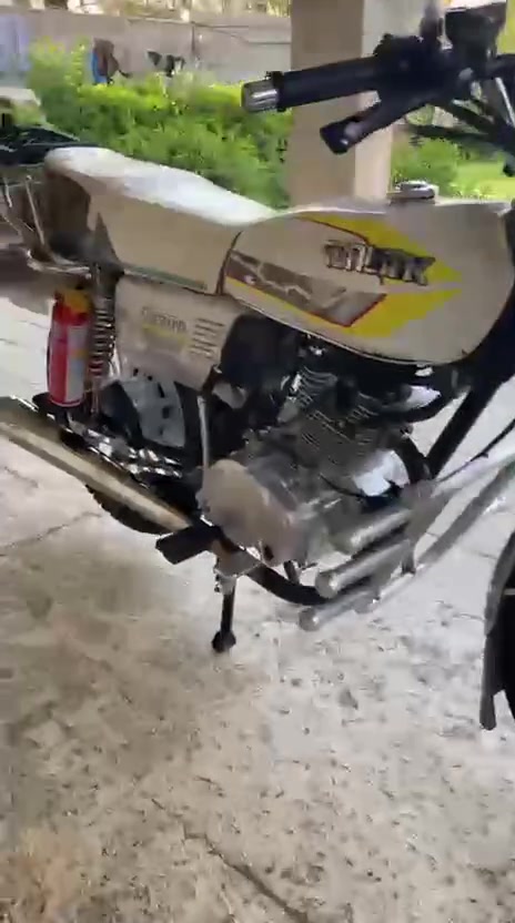 السلام عليكم 👋🏻 دراجة للبيع ايراني موديل 💁🏻‍♂️ 2026الدراجة كفالة عامة تجي وتفحص اوراق كاملة بصمتين وسويجين ماشية 2000 زيروو زيروو☘️ السعر 950 💸 رقم الهاتف *********** 📱العنوان بغداد التاجي 🪽⚓
