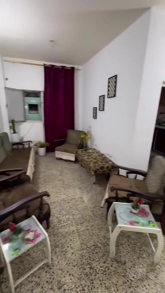 للايجار السلام عليكم ‏شقة ‏مؤثثه طابق اول مثل ماموضح امامكم شارع ابو جعفر المنصور مجاور الحلواني ايجار شهري مليون مع الخدمات استفسار اتصل ***********

