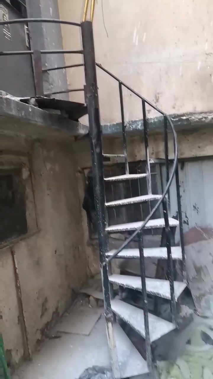سلام عليكم درج حديد سعر ١٥٠ مكان بغداد الغدير رقم الهاتف *********** مكان
