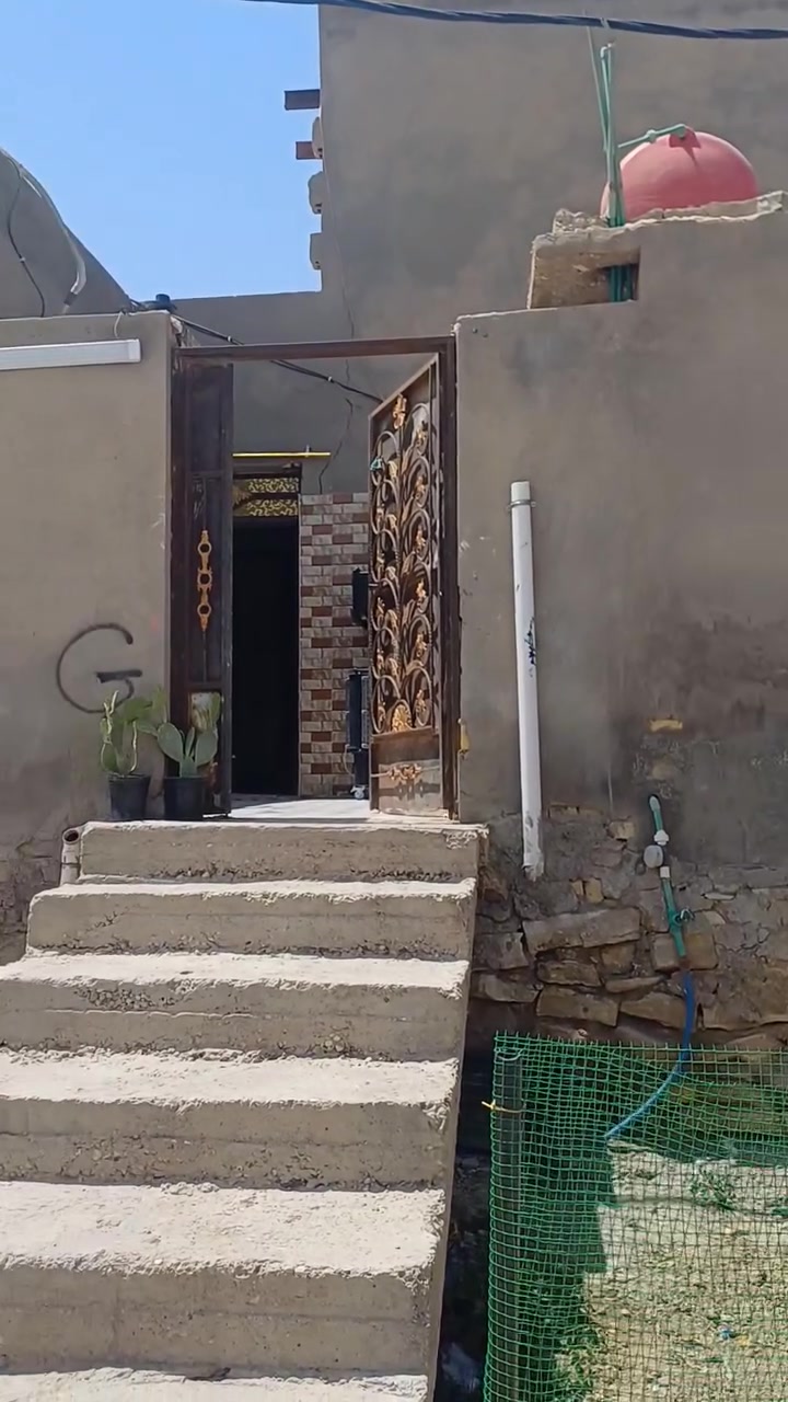 بيت زراعي للبيع المساحه ١٠٠م  خلف الملعب شارع ام البنين
بناء بلوك عكاده يتكون من غرفه ومطبخ وبراني وصاله خدمات كامله ماء كهرباء مولده للإستفسار على الرقم ***********أو مراجعه مكتب الجبل البندقيه مقابيل علوه المخضر السعر  ٤٨ ويرهم نص مبلغ والباقي افصاد
