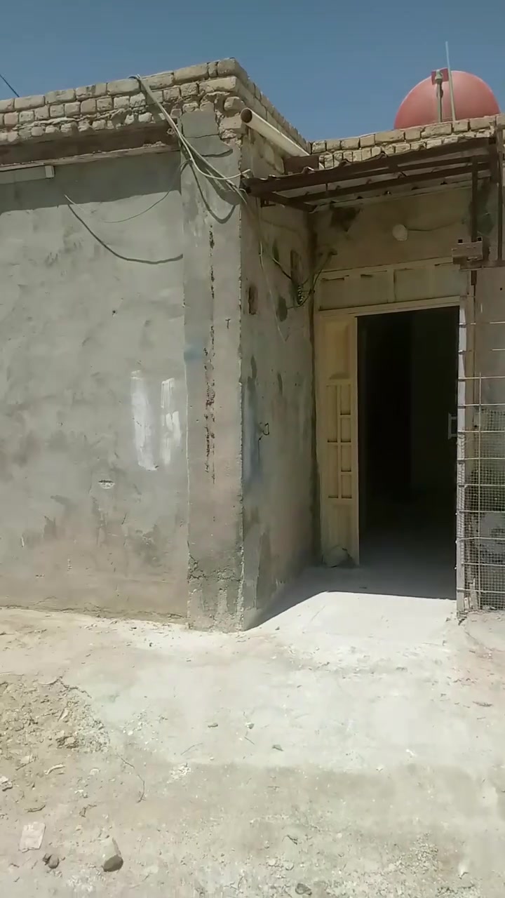 بيت للبيع 90 متر ب شارع المدارس قريب شارع عشرين بي غرفتين صغيره و جبيره وصاله ومطبخ وحمام و استقبال ***********
