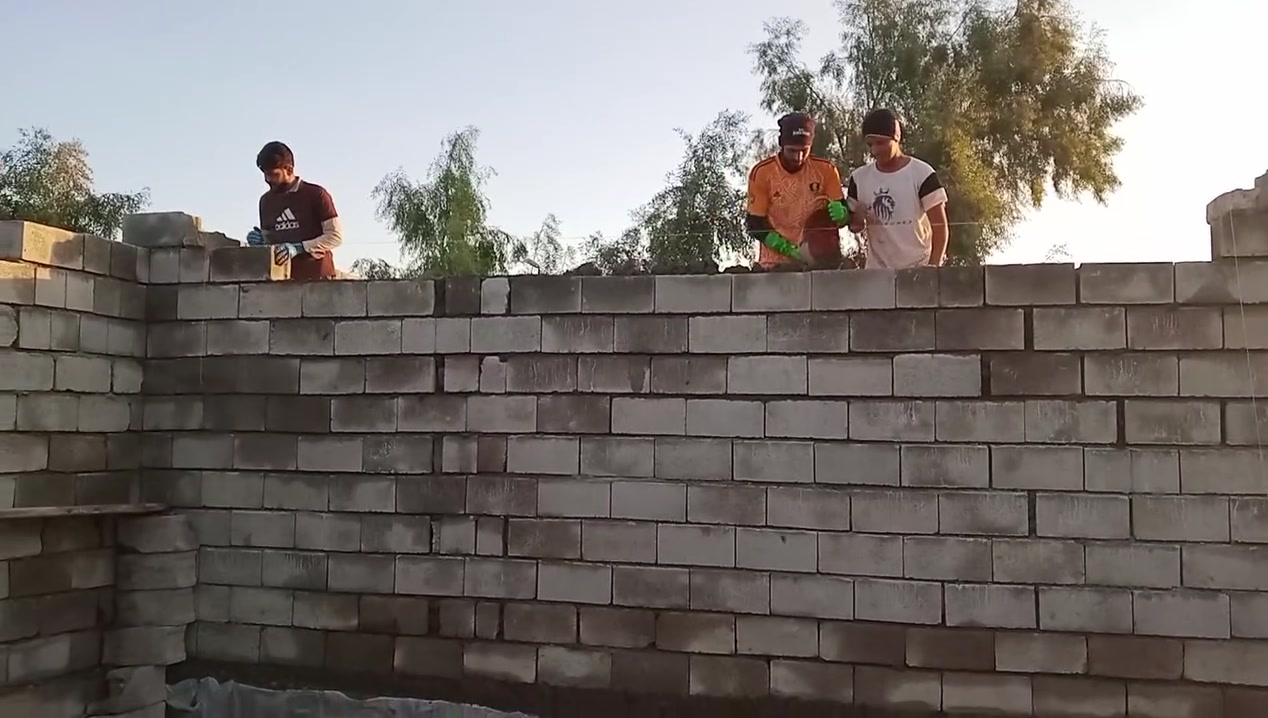 سلام عليكم خلفة بناء متفرغ حاليا العندة شغل يتصل ***********
