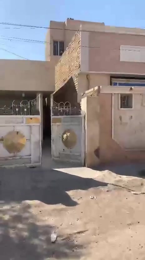 السلام عليكم الدار للبيع المساحه 200 متر نزال 20 واجهة 10 يتكون البيت من استقبال وهول وغرفة نوم وحمام ومطبخ البيت طابق واحد عنوان البيت بمنطقة ال12 ‏‪***********‬‏
