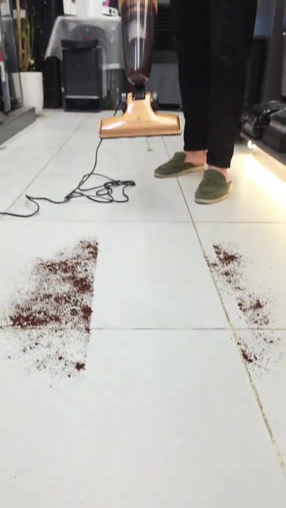 هواي تعليقات وصلت للدكتورة آية تقول: «عندي منها وسحبها ضعيف» 👀 فبهذا الفيديو جرّبنا مكنسة أمبليوم 600 واط استخدام فعلي ووضحنا شنو ممكن يكون السبب. ضعف السحب مو بالضرورة يعني المشكلة من المكنسة؛ الفلتر إذا متروس أوساخ وما متنظف يأثر على قوة السحب، وأيضًا مهم تتأكدون أن الجهاز أصلي مو تقليد. وجربناها قدامكم حتى تشوفون النتيجة بنفسكم ✅ وشكر خاص للدكتورة آية على تجربتها وكلامها الطيب ❤️ 💰 السعر: 60,000 د.ع 🧹 11 ملحق متعدد 🚚 توصيل لجميع محافظات العراق 📞 للحجز والاستفسار: *********** #امبليوم #مكنسة_كهربائية #اجهزة_منزلية #العراق #عبدالله_يورو 
