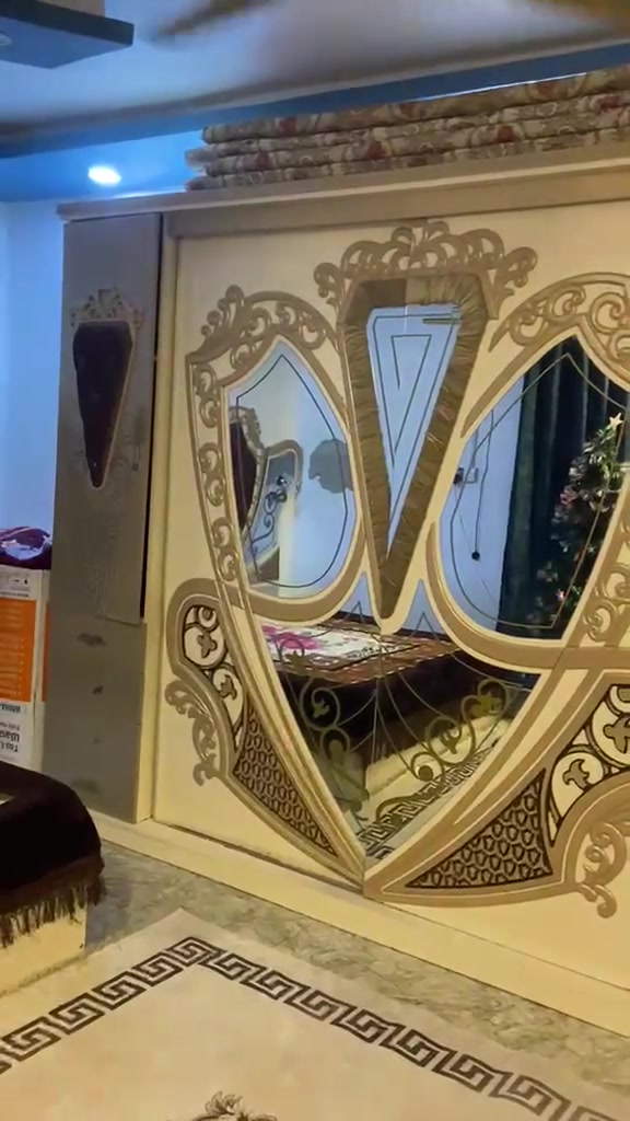 غرفه البيع السعره 400وبيه مجال قليل رقم الهاتف ***********
