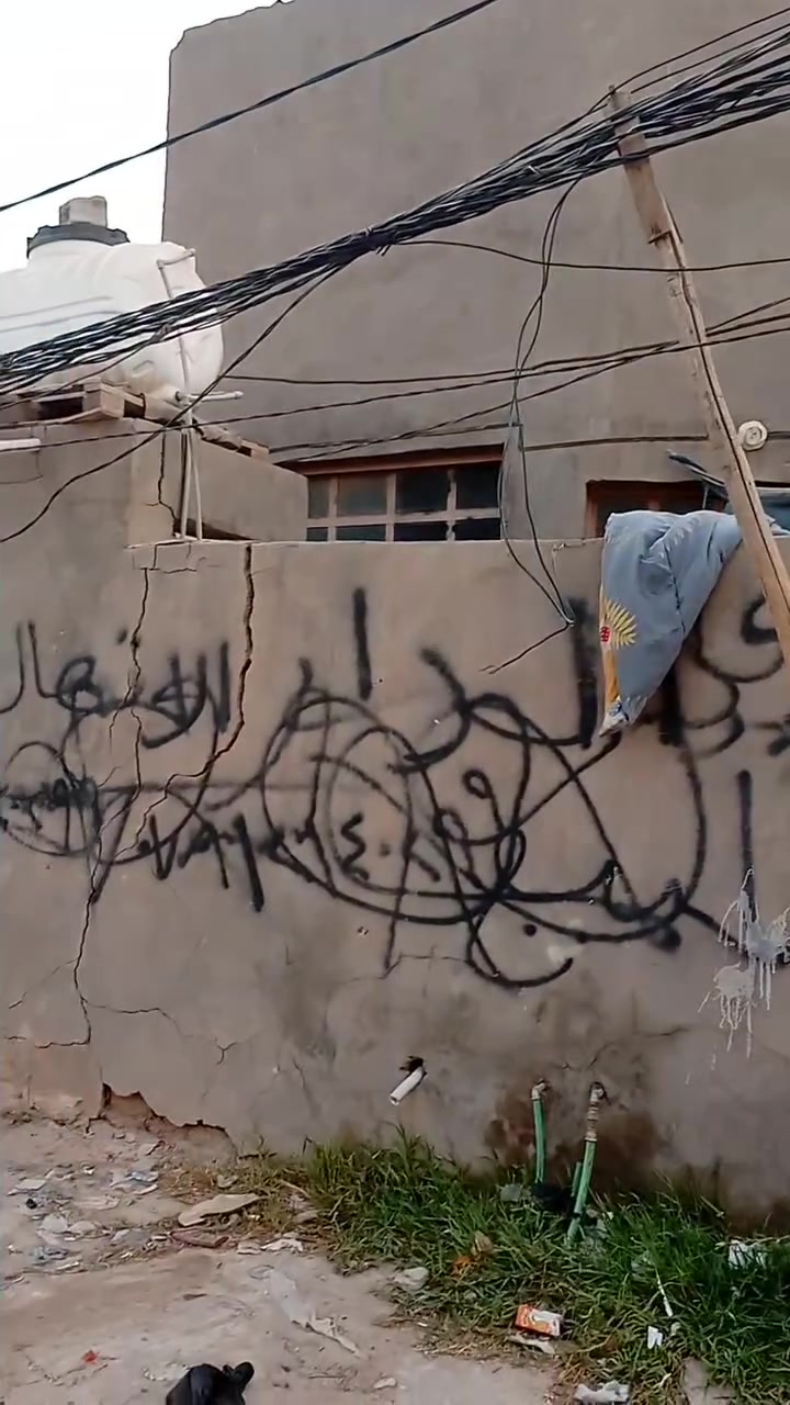 السلام عليكم ورحمه الله وبركاته دار 150 متر الاساس حجر والبنا حجر يحتوي علي ثلاث غرف كما موضح في الفديو مع صطحين كما موضح في الفديو السعر 35 وبيه شي قليل رقمي ***********
