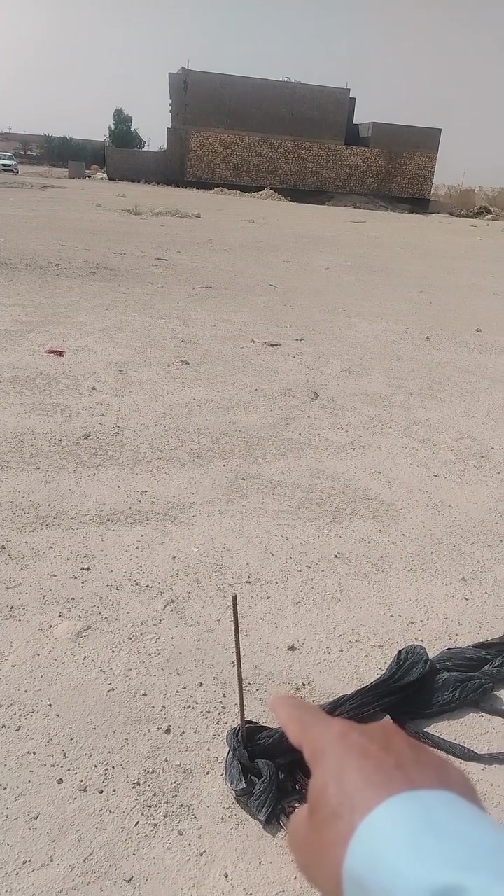 أرض • ٣٠٠م
