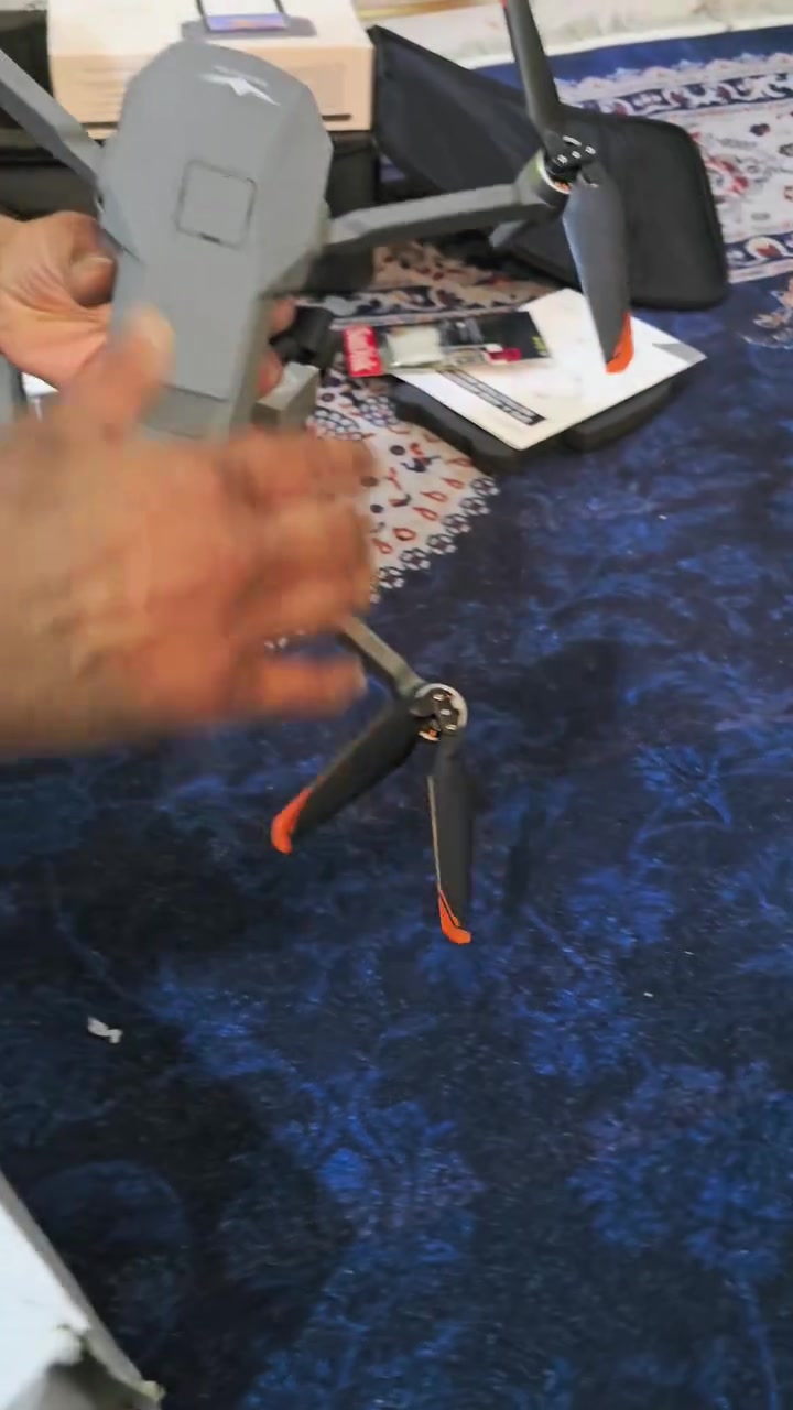 ***********
نبذة باستخدام الذكاء الاصطناعي    +5                    طائرة الدرون الموضحة في الصورة هي KF100 MAX Drone، وهي طائرة مخصصة للتصوير الجوي شبه الاحترافي. إليك أبرز مواصفاتها الفنية الأساسية المذكورة على العلبة وضمن أدلة التشغيل الخاصة بها:📷 كاميرا الطائرة ونظام التثبيتالكاميرا الرئيسية: تدعم تصوير الفيديو بدقة عالية 4K UHD (3840×2160 بكسل) وتصوير صور فوتوغرافية ثابتة بدقة تصل إلى 8K عند الحفظ على بطاقة الذاكرة.محور التثبيت (Gimbal): مزودة بمثبت حركة ميكانيكي ثلاثي المحاور (Three-Axis Gimbal) يمنع اهتزاز الصورة أثناء الطيران والانعطاف.التثبيت الإلكتروني (EIS): تدعم ميزة التثبيت الإلكتروني الذكي للصور (Intelligent Image Stabilization) لضمان لقطات سينمائية ناعمة وسلسة.🔋 الأداء والبطاريةوقت الطيران: يتراوح ما بين 45 إلى 50 دقيقة كحد أقصى في الشحنة الواحدة بفضل بطارية الليثيوم الذكية بجهد 11.4 فولت وسعة 5200 مللي أمبير.المحركات: تعمل بمحركات بدون فرش (Brushless Motors) من طراز 2206، مما يمنحها قوة أكبر ومقاومة أفضل للرياح.📡 الاتصال والتحكم والمدىنطاق التحكم: يصل مدى التحكم عن بعد الرقمي ونقل الصورة إلى مسافة تتراوح بين 6 إلى 10 كيلومترات (في الظروف المثالية الخالية من التشويش والعوائق).اتصال Wi-Fi: تدعم نقل الصورة الفوري (Real-Time Image Transmission) بتردد 5G العالي لمزامنة البث المباشر مع تطبيق الهاتف.جهاز التحكم: تأتي مع ريموت كونترول متطور مزود بشاشة مستقلة مقاس 5.5 بوصة تعمل بنظام أندرويد لغلق الحاجة لاستخدام الهاتف المحمول.🧠 الأنظمة الذكية والأمانتجنب العوائق: مزودة برأس ليزري في الأعلى يدعم تجنب العوائق الذكي بزاوية 360 درجة لحمايتها من الاصطدام.نظام الملاحة (GPS): يدعم ميزات العودة التلقائية إلى نقطة الانطلاق في حال ضعف البطارية أو فقدان الإشارة، بالإضافة إلى ميزات التتبع الذكي وطيران المسارات.إذا كنت ترغب في معرفة طريقة معايرة الطائرة قبل الطيران الأول أو التطبيق المتوافق معها للهواتف الذكية،
