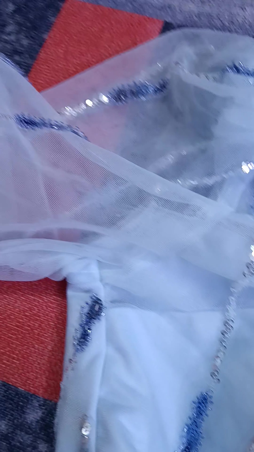 بدلة شغل معمل كلش حلوة ونازكة لون سمائي وتفاصيلها حلوة وشغلها زين يعني مو من هذا الشلون ماجان حتى قماشها قوي لأن مال معمل جديدة وابد مملبوسة تلبس وزن ستينات ب ٧٥ العنوان بغداد الأعظمية شارع الأخطل ***********
ممكن تكتبينلي المقاس بالضبط شكد؟ مثل 38/40/42 أو S/M/L حتى المشتري يعرف يناسبه لو لا.: 
تلبس وزن ستينات
البدلة جديدة تماماً لو انلبست مرة/مرتين؟ وأكو بيها أي عيوب أو بقع أو خياطة مفكوكة؟: 
جديدة
الخامة بيها تبطين من الداخل لو بس شيفون/تول من برّه؟ وهل الوزن/القصة نفس الصور بالضبط؟: 
بطانة ستن حرير