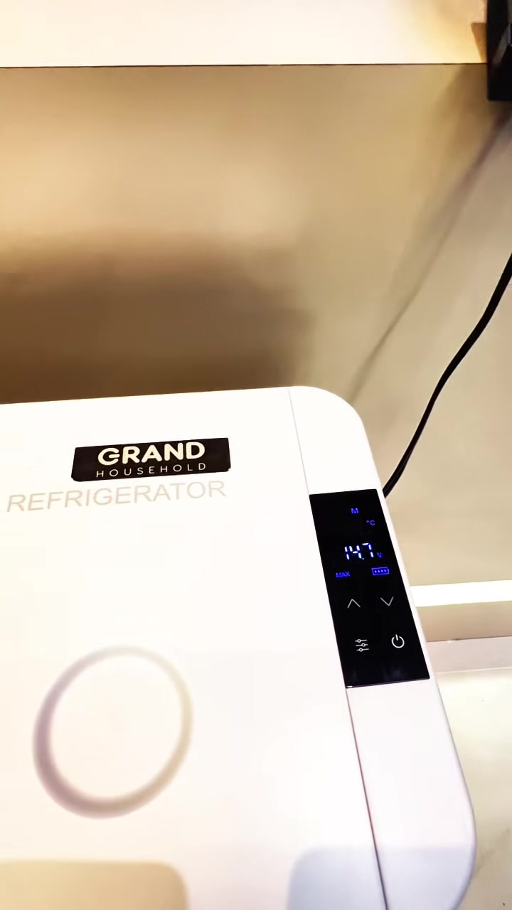 🌟 ثلاجة سيارة من Grand Household – تبريد مضمون، جودة أوروبية! 🌟
❄️ تجميد فعلي يوصل لـ -20°!
🚗 تشتغل على بطارية السيارة (12/24V) و كهرباء البيت (220V)
🏠 مثالية للغرفة، المكتب، الكرفان، والسفر!

متوفّرة بحجمين:
🟦 ١٨ لتر
🟥 ٢٨ لتر

✨ المميزات:
✅ كمبروسر حقيقي – تبريد وتجميد فعلي
✅ صوت هادئ – موفّر للطاقة
✅ ضمان سنة كاملة
✅ التوصيل مجاني لباب بيتك
✅ وجميع منتجات Grand Household مصنّعة حسب المواصفات الأوروبية المعتمدة

💥 الكمية محدودة – الحق قبل ما تخلص!

📞 للطلب أو الاستفسار: ***********
📲 أو راسلنا على واتساب

👇 اضغط "أرسل رسالة" وخلّي الراحة توصلك لباب بيتك!
