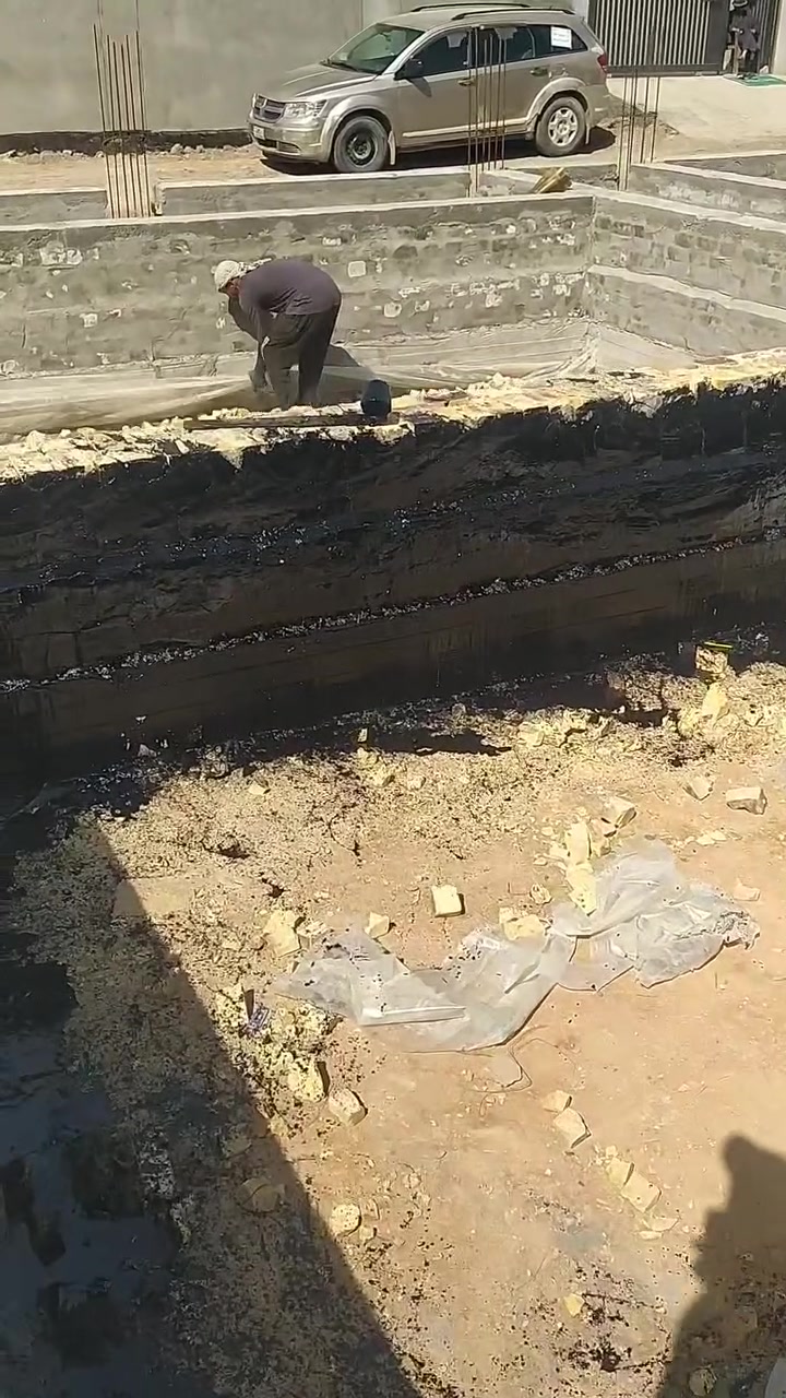 العزل بالزفت (القار) الاحترافية
نتبع خطوات هندسية دقيقة لضمان حماية الأسطح والحوائط من تسريبات المياه تماماً:
تنظيف السطح: إزالة الأتربة، الشوائب، والأنقاض بالكامل لتوفير بيئة التئام مثالية.
المعالجة والترميم: سد الشقوق والتصدعات واستخدام مادة الأساس (Primer) لتأسيس السطح.
تجهيز وتذويب الزفت: تسخين الزفت بدرجات حرارة محددة حتى يسل ويصل للزوجة المناسبة للتغلغل.
التطبيق والفرد: فرد طبقات الزفت بشكل متساوٍ على الأسطح مع تغطية الزوايا والفواصل بأسلوب حرفي.
التركيب والترك (عزل الممبرين): إضافة رولات العزل (اللباد) فوق طبقة الزفت المذاب ودكّها جيداً لضمان عدم وجود فجوات هواء.
الفحص والاختبار: غمر المكان بالماء لفترة محددة للتأكد من عدم وجود أي تسريب قبل تسليم العمل.
للاستفسار *********** 
***********
***********
 #شغل
 #عمل
 #زفت
